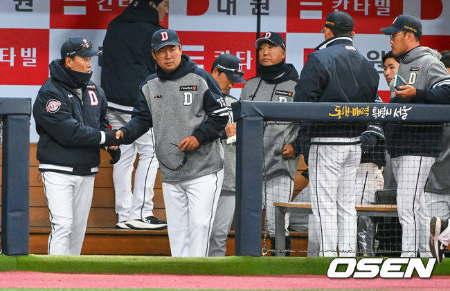 [OSEN=고척, 박준형 기자]경기종료 후 KBO 팀 상대 첫승 거둔 두산 이승엽 감독이 코칭스태프와 악수를 나누고 있다. 2023.03.10 /  soul1014@osen.co.kr