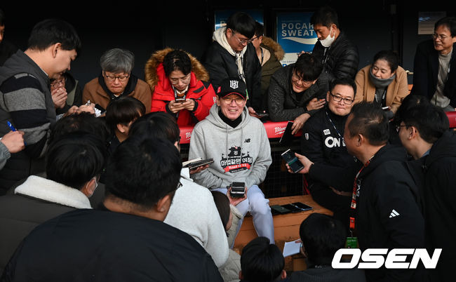 [OSEN=잠실, 이대선 기자] 7일 오후 서울 잠실야구장에서 2023 KBO 프로야구 포스트시즌 한국시리즈 1차전 LG 트윈스와 KT 위즈의 경기가 열렸다.경기에 앞서 KT 이강철 감독이 취재진과 이야기를 나누고 있다. 2023.11.07 /sunday@osen.co.kr