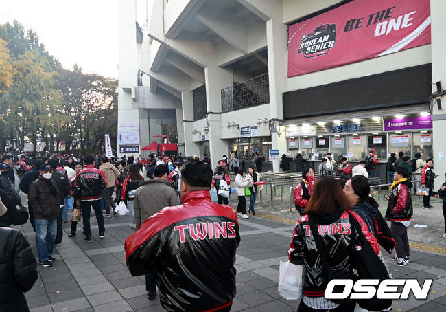 [OSEN=잠실, 이대선 기자] 7일 오후 서울 잠실야구장에서 2023 KBO 프로야구 포스트시즌 한국시리즈 1차전 LG 트윈스와 KT 위즈의 경기가 열렸다.야구팬들이 경기장으로 향하고 있다. 2023.11.07 /sunday@osen.co.kr