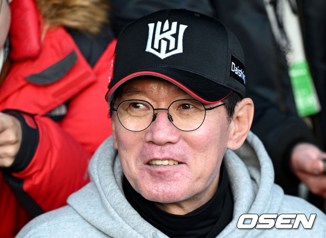 [OSEN=잠실, 이대선 기자] 7일 오후 서울 잠실야구장에서 2023 KBO 프로야구 포스트시즌 한국시리즈 1차전 LG 트윈스와 KT 위즈의 경기가 열렸다.경기에 앞서 KT 이강철 감독이 취재진과 이야기를 나누고 있다. 2023.11.07 /sunday@osen.co.kr