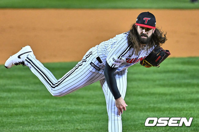 [OSEN=잠실, 이석우 기자] 7일 잠실 NC파크에서 2023 신한은행 SOL KBO 포스트시즌 한국시리즈 LG 트윈스와 KT 위즈의 1차전 경기가 열렸다. LG 트윈스 선발 투수 켈리가 역투하고 있다. 2023.11.07 / foto0307@osen.co.kr