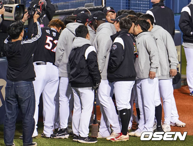 [OSEN=잠실, 이석우 기자] 7일 잠실 NC파크에서 2023 신한은행 SOL KBO 포스트시즌 한국시리즈 LG 트윈스와 KT 위즈의 1차전 경기가 열렸다. KT 위즈 선수들이 경기전 선전을 다짐하고 있다. 2023.11.07 / foto0307@osen.co.kr