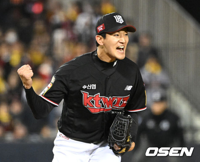 [OSEN=잠실, 이대선 기자] 7일 오후 서울 잠실야구장에서 2023 KBO 프로야구 포스트시즌 한국시리즈 1차전 LG 트윈스와 KT 위즈의 경기가 열렸다.4회말 2사 2,3루에서 KT 고영표가 LG 박해민을 삼진으로 처리하고 환호하고 있다. 2023.11.07 /sunday@osen.co.kr