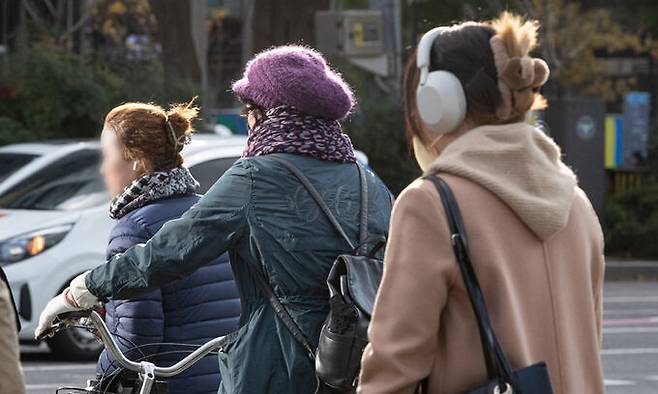 절기상 입동을 하루 앞둔 7일 서울 도심에서 두터운 옷차림을 한 시민들이 출근길 발걸음을 재촉하고 있다. 뉴스1