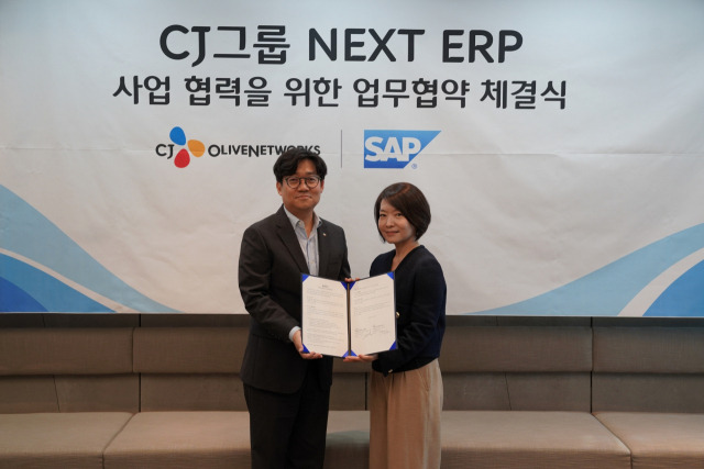 유인상(왼쪽) CJ올리브네트웍스 대표와 신은영 SAP코리아 대표가 이달 6일 차세대 ERP 구축 협력을 위한 전략적 파트너십 양해각서를 체결했다. 사진 제공=CJ올리브네트웍스