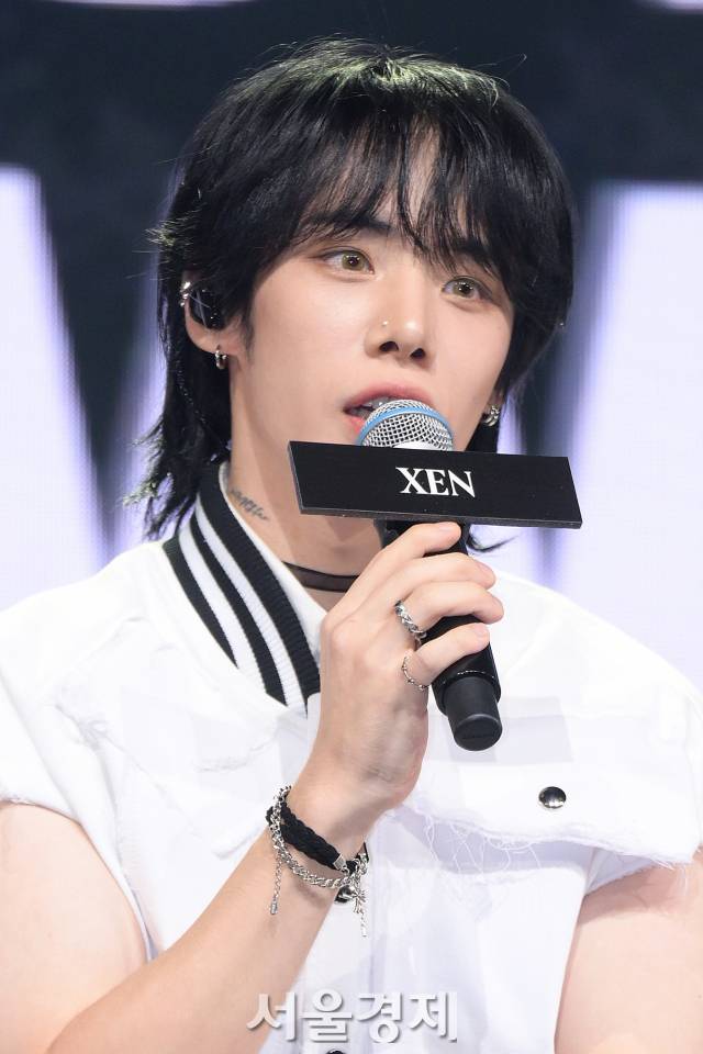 그룹 오메가엑스(OMEGA X) XEN이 7일 오후 서울 광진구 예스24 라이브홀에서 진행된 미니 3집 ‘iykyk(if you know, you know)’(이프 유 노, 유 노) 쇼케이스에서 소감을 말하고 있다. 김규빈 기자