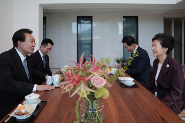 윤석열 대통령이 7일 대구 달성군 박근혜 전 대통령의 사저를 방문, 박 전 대통령과 환담하고 있다. 대구=연합뉴스