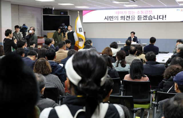 7일 오후 서울 편입 관련 첫 주민간담회에서 김병수 김포시장이 주민들의 질문에 답하고 있다. 연합뉴스.