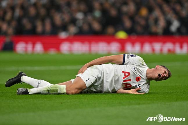 첼시전에서 부상당한 미키 반 더 벤. /AFPBBNews=뉴스1