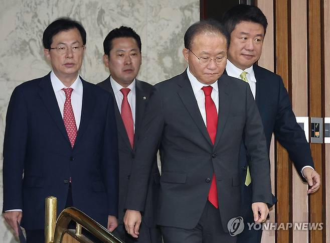 회의 참석하는 윤재옥 원내대표 (서울=연합뉴스) 한상균 기자 = 국민의힘 윤재옥 원내대표가 7일 국회에서 열린 원내대책회의에 참석하고 있다. 2023.11.7 xyz@yna.co.kr