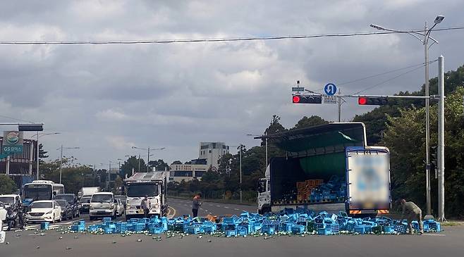 7일 낮 제주시 연북로에 쏟아진 술병 [독자 제공. 재판매 및 DB 금지]
