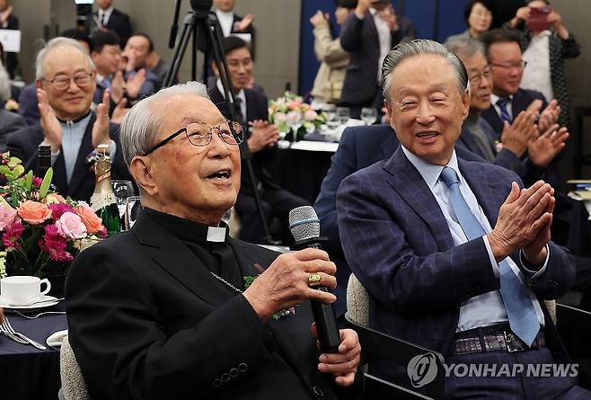 백수연에서 열창하는 윤공희 대주교 (광주=연합뉴스) 조남수 기자 = 한국 가톨릭교회 최고령 주교인 윤공희(99) 빅토리노 대주교가 7일 광주 동구 라마다플라자충장호텔에서 열린 백수연에서 노래를 열창하고 있다. 2023.11.7 iso64@yna.co.kr