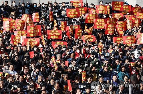 '새만금 예산 정상화!'    (서울=연합뉴스) 신준희 기자 = 7일 국회 본청 앞에서 열린 새만금 예산 정상화를 위한 전북인 총궐기대회에서 참가자들이 구호를 외치고 있다. 2023.11.7