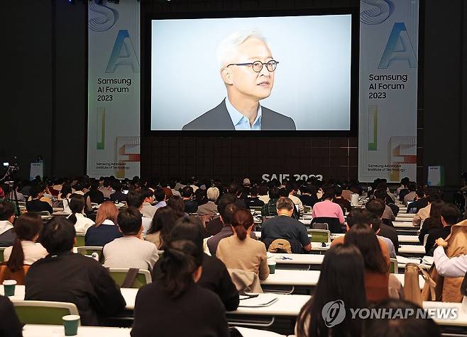 개회사 하는 경계현 삼성전자 대표이사 사장 (수원=연합뉴스) 홍기원 기자 = 7일 오전 경기도 수원시 영통구 수원컨벤션센터에서 열린 '삼성 AI 포럼'에서 경계현 삼성전자 대표이사 사장이 영상으로 개회사를 하고 있다. 2023.11.7 xanadu@yna.co.kr