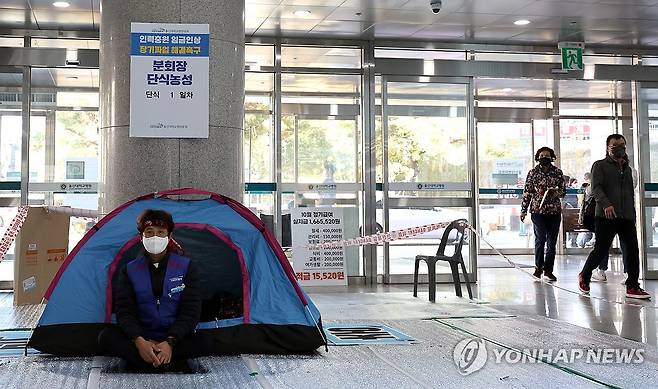 단식농성하는 울산대병원 노조 분회장 (울산=연합뉴스) 장지현 기자 = 박창원 공공운수노조 의료연대본부 울산대병원분회 분회장이 7일 오후 병원 본관 로비에서 단식농성을 하고 있다. 2023.11.7 jjang23@yna.co.kr