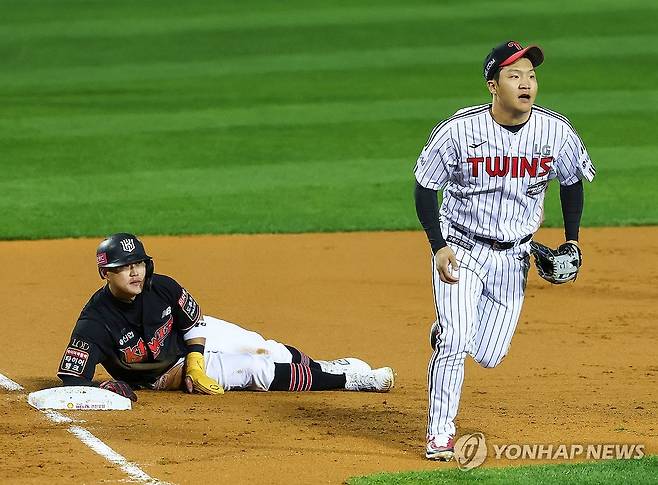 삼중살에 갈린 희비 (서울=연합뉴스) 서대연 기자 = 7일 오후 서울 잠실야구장에서 열린 2023 프로야구 포스트시즌 한국시리즈 1차전 kt wiz와 LG 트윈스의 경기. 
    2회초 무사 1,2루 kt 문상철 타석에 2루주자 배정대를 3루에서 잡아낸 LG 문보경이 밝은 표정으로 더그아웃으로 향하고 있다. 2023.11.7 dwise@yna.co.kr