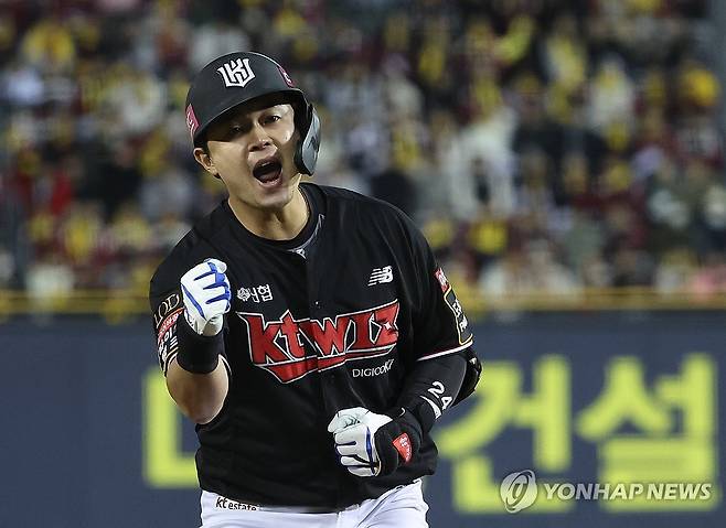 환호하는 kt 문상철 (서울=연합뉴스) 이지은 기자 = 7일 서울 잠실야구장에서 열린 2023 KBO 한국시리즈 1차전 kt 위즈와 LG 트윈스의 경기. 9회초 2사 1루 상황에서 kt 문상철이 1타점 적시타를 친 뒤 환호하고 있다. 2023.11.7 jieunlee@yna.co.kr