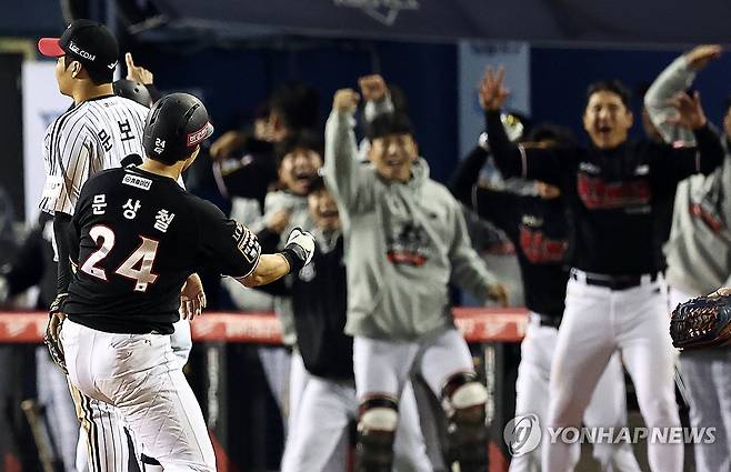 내가 문상철 (서울=연합뉴스) 윤동진 기자 = 7일 서울 잠실야구장에서 열린 2023 KBO 한국시리즈 1차전 kt 위즈와 LG 트윈스의 경기. 9회 초 2사 1루 때 kt 문상철이 1타점 역전타를 친 후 기뻐하고 있다. 2023.11.7 mon@yna.co.kr