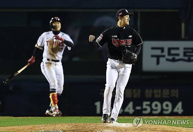 위기 넘기는 고영표 (서울=연합뉴스) 윤동진 기자 = 7일 서울 잠실야구장에서 열린 2023 KBO 한국시리즈 1차전 kt 위즈와 LG 트윈스의 경기. 4회 말 2사 2,3루 때 kt 선발투수 고영표가 LG 박해민을 삼진 아웃시킨 후 기뻐하고 있다. 2023.11.7 mon@yna.co.kr