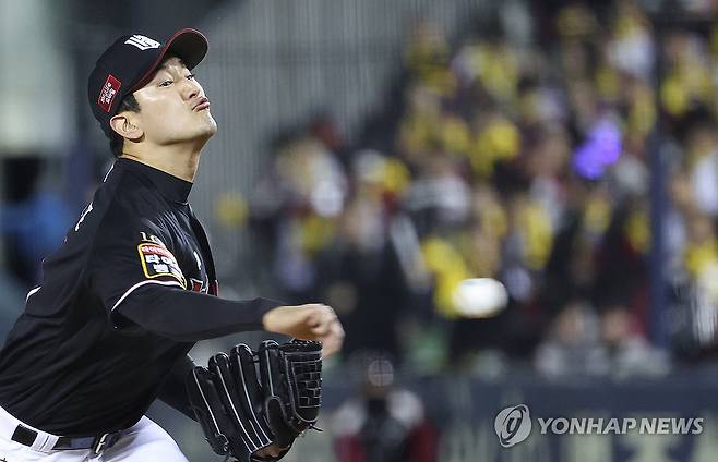 역투하는 kt 고영표 (서울=연합뉴스) 이지은 기자 = 7일 서울 잠실야구장에서 열린 2023 KBO 한국시리즈 1차전 kt 위즈와 LG 트윈스의 경기. 2회말 kt 선발투수 고영표가 역투하고 있다. 2023.11.7 jieunlee@yna.co.kr