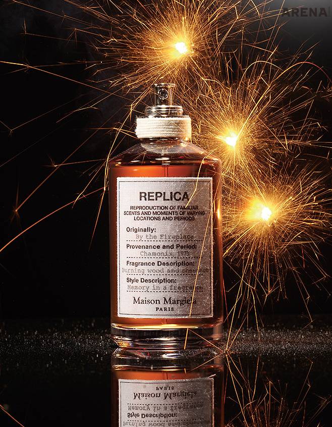 타오르는 장작불을 연상시키는 향. 매캐하고 묵직한 우드 향이 기분 좋게 퍼지는 바이 더 파이어플레이스 100mL 18만5천원 메종 마르지엘라 제품.