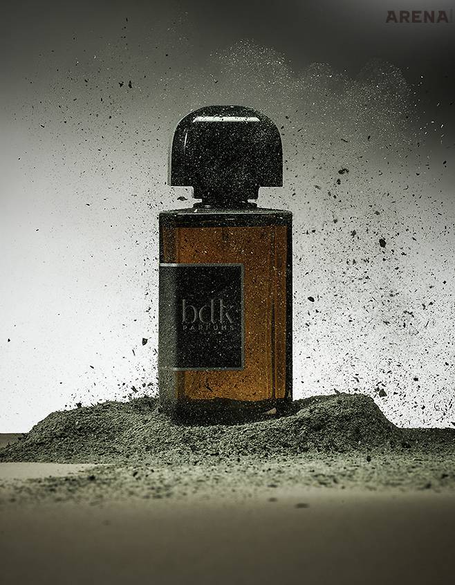 샌들우드와 시더, 통카 빈이 어우러진 강렬하고 남성적인 잔향이 인상적이다. 자욱한 안개 속을 걷는 듯한 그리샤르넬 엑스트레 오 드 퍼퓸 100mL 38만9천원 BDK by 리퀴드 퍼퓸바 제품.