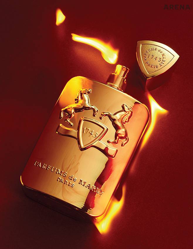 싱그러운 베르가모트로 시작해 따뜻한 바닐라와 아몬드, 샌들우드가 조화롭다. 관능적이고 스모키한 페가수스 오 드 퍼퓸 125mL 36만5천원 퍼퓸 드 말리 by 라뜰리에 데 퍼퓸 제품.