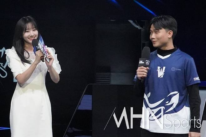윤수빈 아나운서와 인터뷰하는 TW 원거리 딜러 아르테미스 쩐꾸옥훙ⓒMHN스포츠 이솔 기자