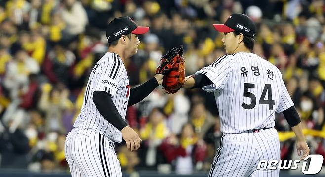 8일 오후 서울 송파구 올림픽로 잠실야구장에서 열린 프로야구 '2023 신한은행 SOL KBO 포스트시즌' 한국시리즈 2차전 LG 트윈스와 kt 위즈의 경기 7회초 2사 주자없는 상황 LG 유영찬이 호수비를 보여준 유격수 오지환에게 고마움을 표하고 있다. 2023.11.8/뉴스1 ⓒ News1 이동해 기자