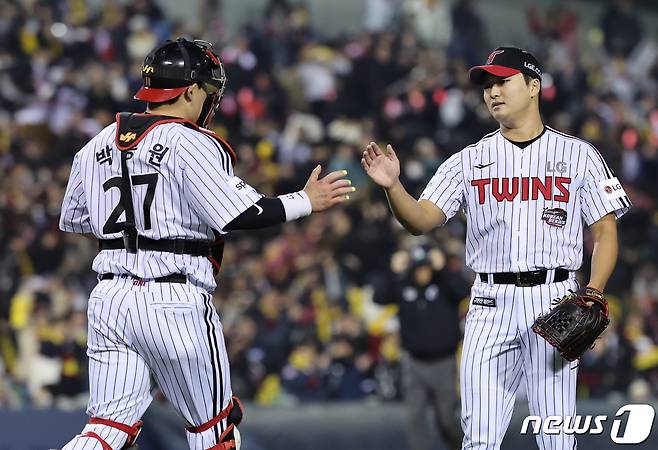 8일 오후 서울 송파구 잠실야구장에서 열린 프로야구 '2023 신한은행 SOL KBO 포스트시즌' 한국시리즈 2차전 LG 트윈스와 kt 위즈의 경기를 5대4로 승리를 거둔 LG 마무리 고우석과 포수 박동원이 기뻐하고 있다. 2023.11.8/뉴스1 ⓒ News1 이재명 기자