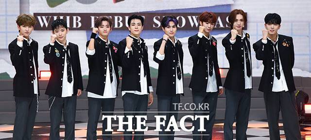 씨제스 스튜디오 소속 신인 보이그룹 휘브(WHIB)의 인홍과 하승, 재하, 제이더, 유건, 원준, 진범, 이정(왼쪽부터)이 8일 오전 서울 마포구 SBS 프리즘타워 공개홀에서 열린 첫 번째 싱글 데뷔 앨범 '컷-아웃(Cut-Out)' 발매 기념 쇼케이스에서 포즈를 취하고 있다. /서예원 기자