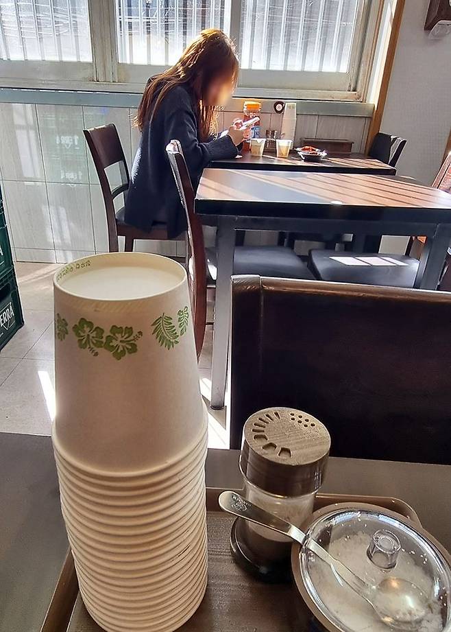 환경부가 지난 1년간 시범 실시한 일회용 종이컵과 플라스틱 빨대, 비닐봉지 사용 금지를 철회한다고 7일 밝혔다. 소상공인·자영업자 부담과 소비자 불편을 고려해 입장을 바꾼 것이다. 사진은 이날 서울 을지로 한 식당의 식탁에 놓인 종이컵. /연합뉴스