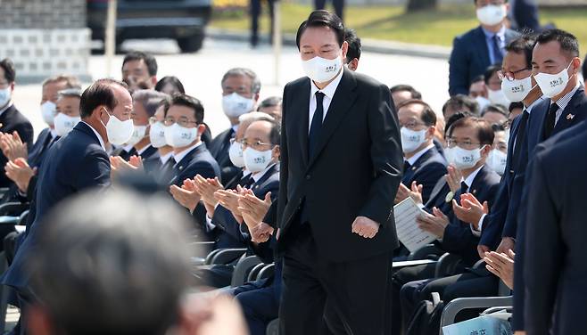 윤석열 대통령이 18일 오전 광주 북구 운정동 국립5.18민주묘지에서 열린 제42주년 5.18민주화운동 기념식에 참석하고 있다./뉴스1