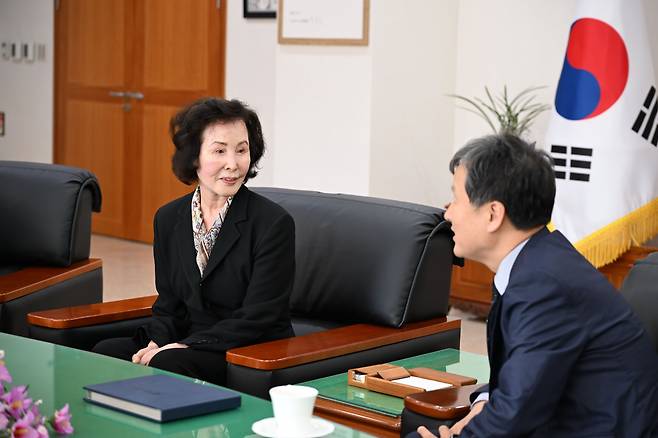 국방과학연구소(ADD) 창립 직원인 강춘강 여사가 지난 7일 대전 유성구 국방과학연구소에서 박종승 국방과학연구소 소장과 환담하고 있다./국방과학연구소 제공