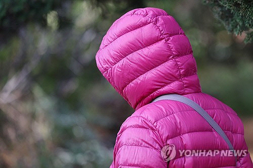 입동을 하루 앞둔 7일 오전 서울 용산구 남산도서관 인근에서 두꺼운 외투를 입은 시민이 이동하고 있다. 이날 아침 기온은 전날보다 10도 안팎(경기 동부와 강원도는 15도 이상) 낮아질 것으로 예보됐다. [연합뉴스]