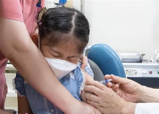 예방접종 맞고 있는 어린이   *사진은 기사와 관련 없습니다.  [연합뉴스 자료사진]