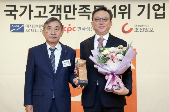 8일 서울 중구 소재 롯데호텔에서 진행된 '2023년 국가고객만족도(NCSI) 1위 기업 인증식'에서 정상혁 신한은행장(오른쪽)과 홍준호 조선일보 대표이사가 기념촬영 하는 모습. 신한은행 제공.