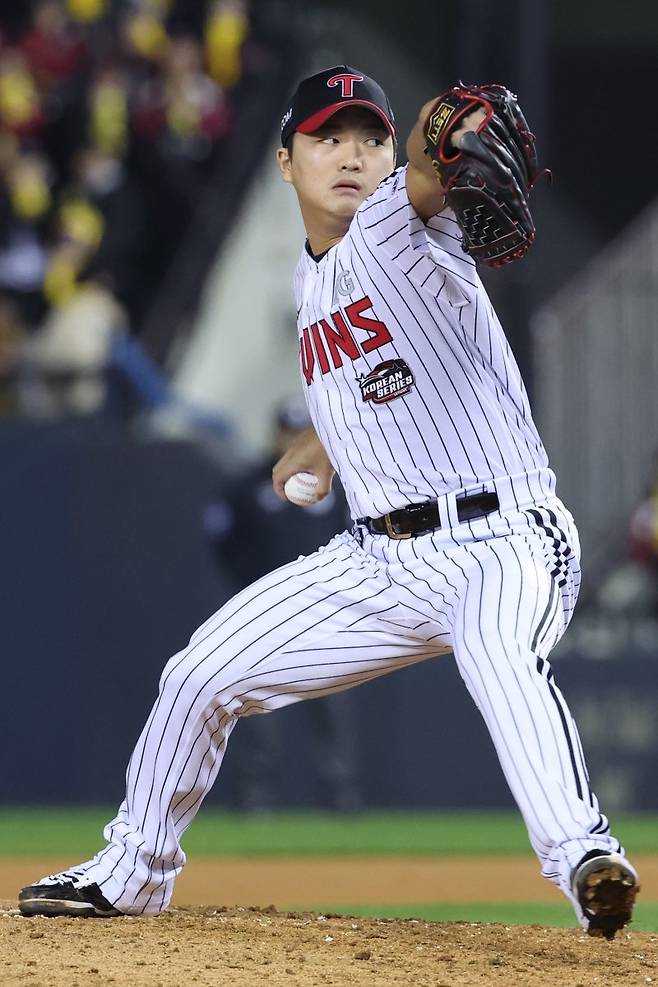 LG 마무리 고우석 (서울=연합뉴스) 신현우 기자 = 8일 서울 잠실야구장에서 열린 2023 KBO 한국시리즈 2차전 kt wiz와 LG 트윈스의 경기. 9회초 교체 투입된 LG 투수 고우석이 역투하고 있다. 2023.11.8 nowwego@yna.co.kr (끝)