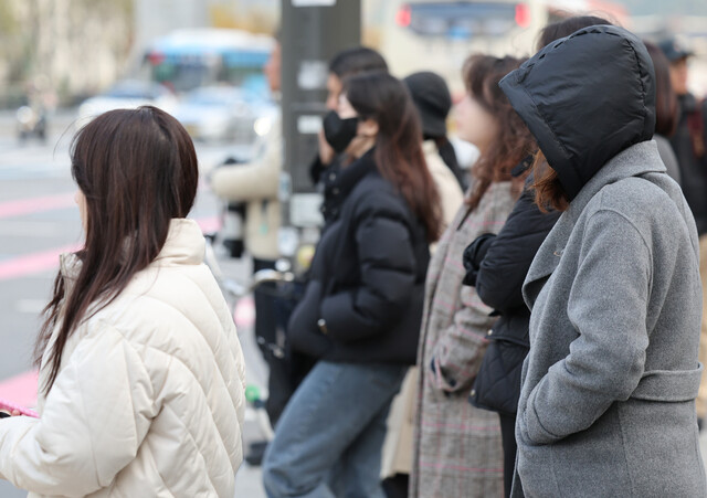 입동을 하루 앞둔 7일 오전 서울 종로구 광화문광장 인근에서 시민들이 추위에 두꺼운 옷을 입고 출근하고 있다. 연합뉴스
