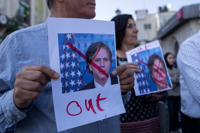 5일 요르단강 서안지구 라말라에서 팔레스타인 주민들이 이스라엘을 지지하고 있는 미국의 토니 블링컨 국무장관 방문에 항의하는 시위를 하고 있다. 라말라=AP 뉴시스