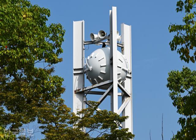 히로시마 평화기념공원에 세워진 평화의 시계탑. 의도와 달리 언뜻 원자폭탄을 연상시키는 모양이어서 당혹스럽다.