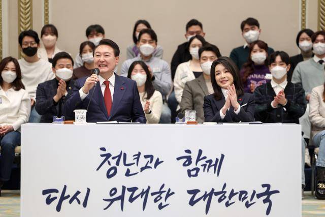 지난해 12월 20일 윤석열 대통령이 청와대 영빈관에서 청년 200여 명과 노동·교육·연금 등 3대 개혁 등을 주제로 간담회를 했다. 대통령실 제공