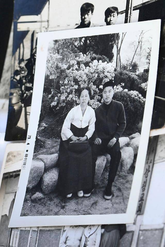 젊은 시절 전태삼씨가 어머니 이소선 여사와 함께 찍은 사진. “조영래 형을 만나서 찍은 사진”이라고 설명했다. ‘전태일 평전’의 저자인 고 조영래 변호사는 당시 수배 중이었다. 윤서영 인턴기자