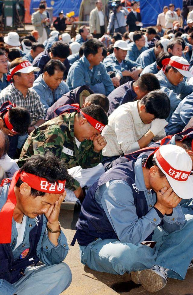 2003년 10월 한진중공업 김주익 노조위원장이 목을 매 숨진 후 조합원들이 울면서 집회를 열고 있다. 한국일보 자료사진