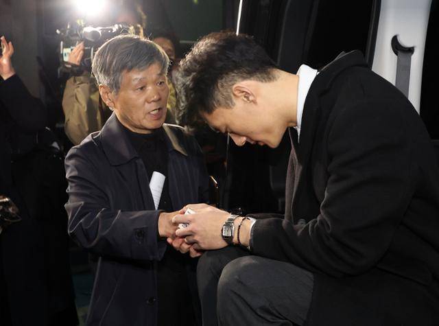 전태삼씨가 3월 전두환의 손자 전우원씨를 만나 인사하고 있다. 뉴스1