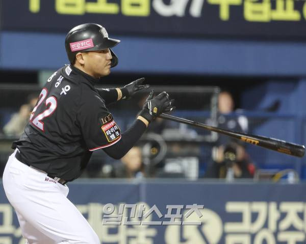 2023 KBO 프로야구 포스트시즌 LG트윈스와 kt위즈의 한국시리즈 1차전 경기가 7일 오후 서울 잠실야구장에서 열렸다. 4회초 1사 1,2루 장성우가 안타를 치고 있다. 잠실=김민규 기자 mgkim1@edaily.co.kr /2023.11.07/