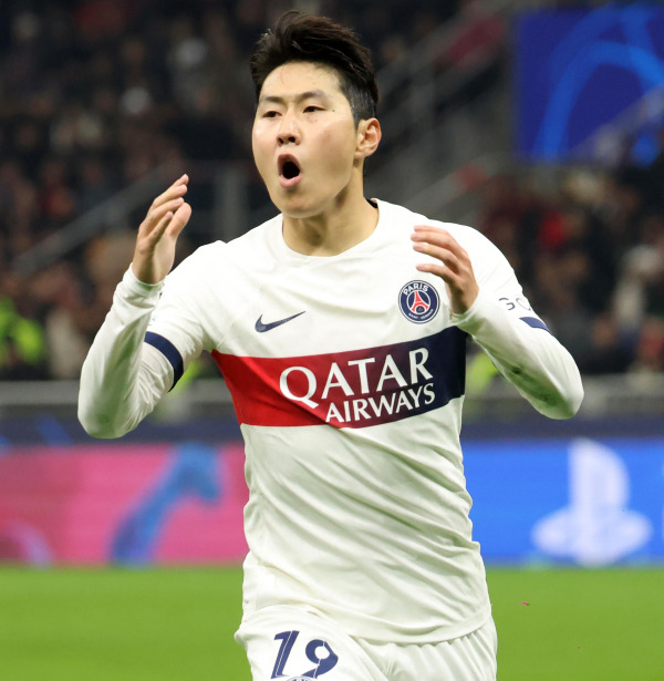 파리 생제르맹(PSG) 이강인이 8일 AC밀란과의 2023~24 UEFA 챔피언스리그 원정 경기에서 슈팅이 골대를 강타하자 아쉬워하고 있다. EPA=연합뉴스