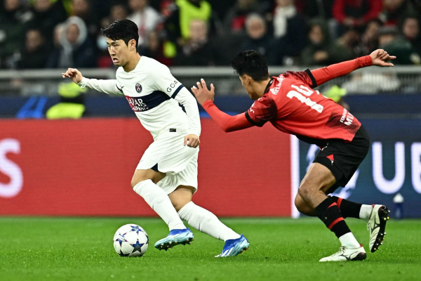 파리 생제르맹(PSG) 이강인이 8일 AC밀란과의 2023~24 UEFA 챔피언스리그 원정 경기에서 드리블을 시도하고 있다. AFP=연합뉴스