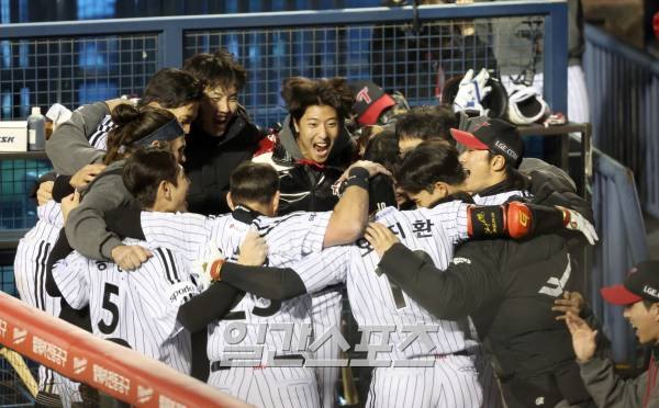 kt위즈와 LG 트윈스의 2023 KBO 한국시리즈 2차전 경기가 8일 오후 서울 잠실야구장에서 열렸다. LG 오지환이 6회 kt 선발 쿠에바스를 상대로 우월 1점 홈런을 날리고 동료들의 환영을 받고 있다. 잠실=정시종 기자 capa@edaily.co.kr /2023.11.08.