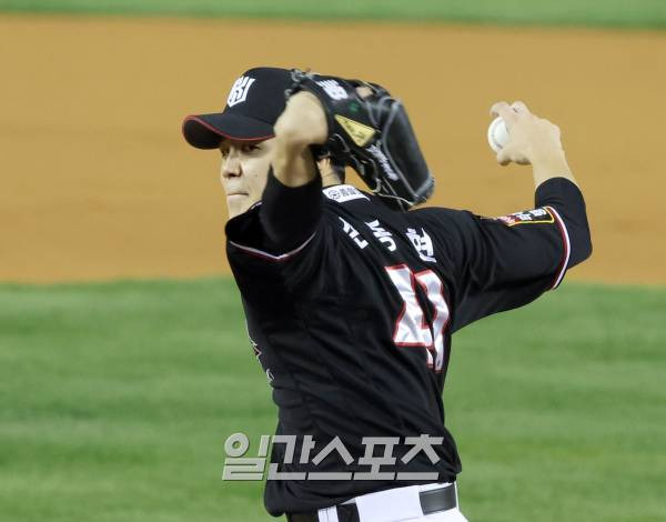 kt위즈와 LG 트윈스의 2023 KBO 한국시리즈 2차전 경기가 8일 오후 서울 잠실야구장에서 열렸다. kt 투수 손동현이 7회 등판 역투하고 있다. 잠실=정시종 기자 capa@edaily.co.kr /2023.11.08.